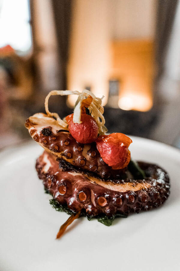 Ristorante Rossano gegrillter Octopus mit Cocktailtomaten und Garnitur