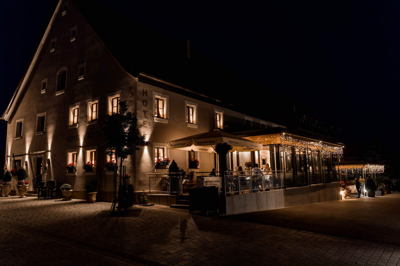 Ristorante und Hotel Rossano bei Nürnberg Außenanlage mit Parkplatz und E Ladestation