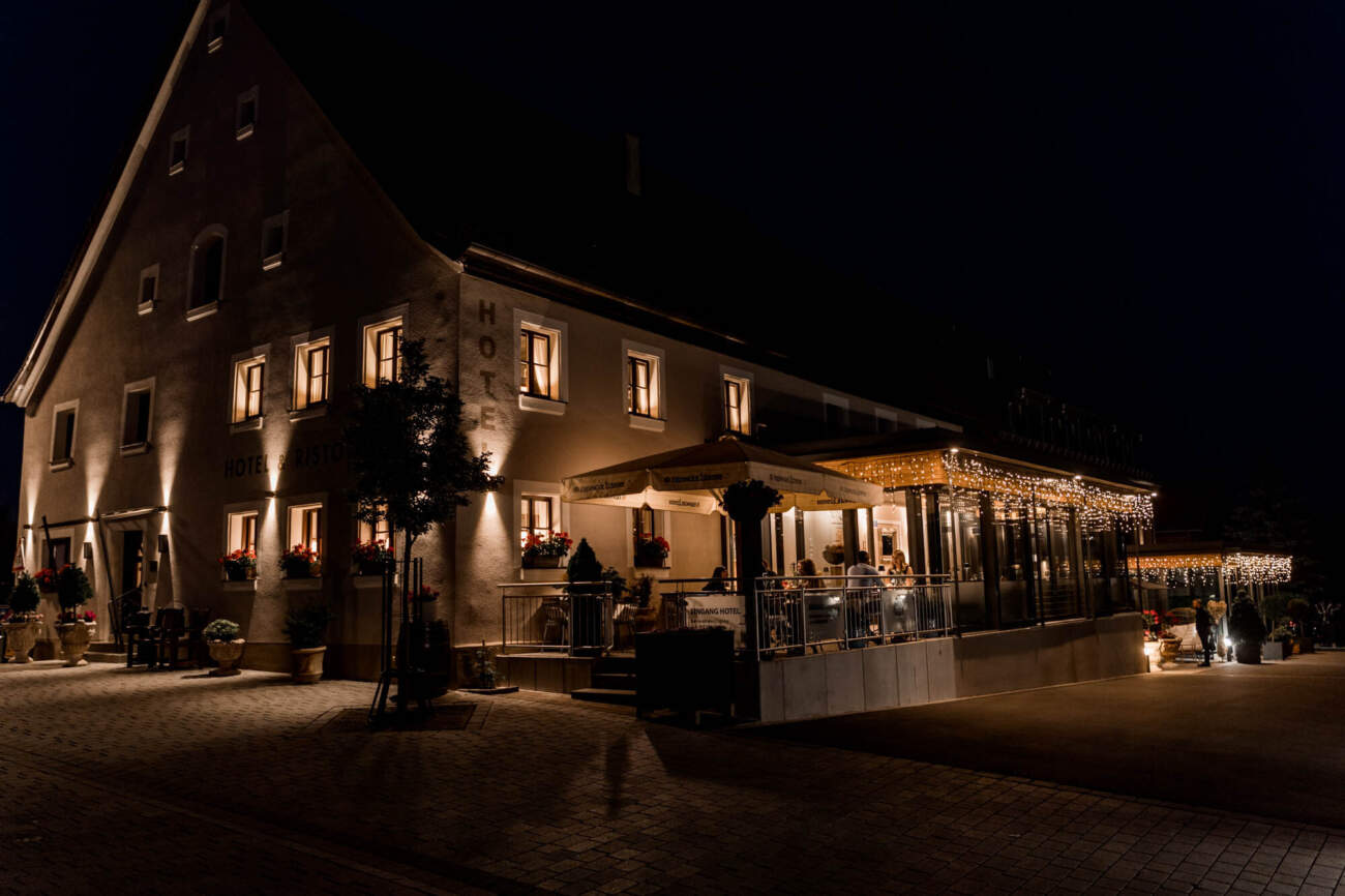 Ristorante und Hotel Rossano bei Nürnberg Außenanlage mit Parkplatz und E Ladestation