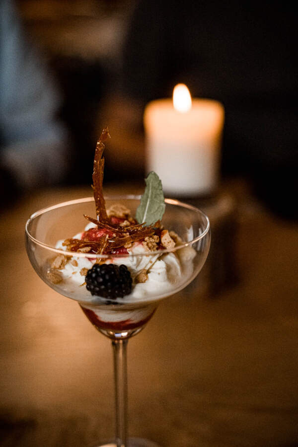 Rossano Ristorante Desert serviert im hohen Stilglas mit Garnitur